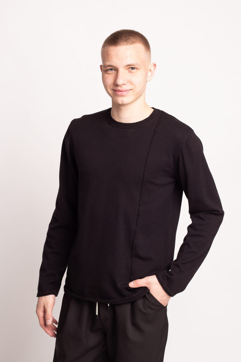 Джемпер J.B4 (Just Before)  черный с внешним швом на груди в виде декора