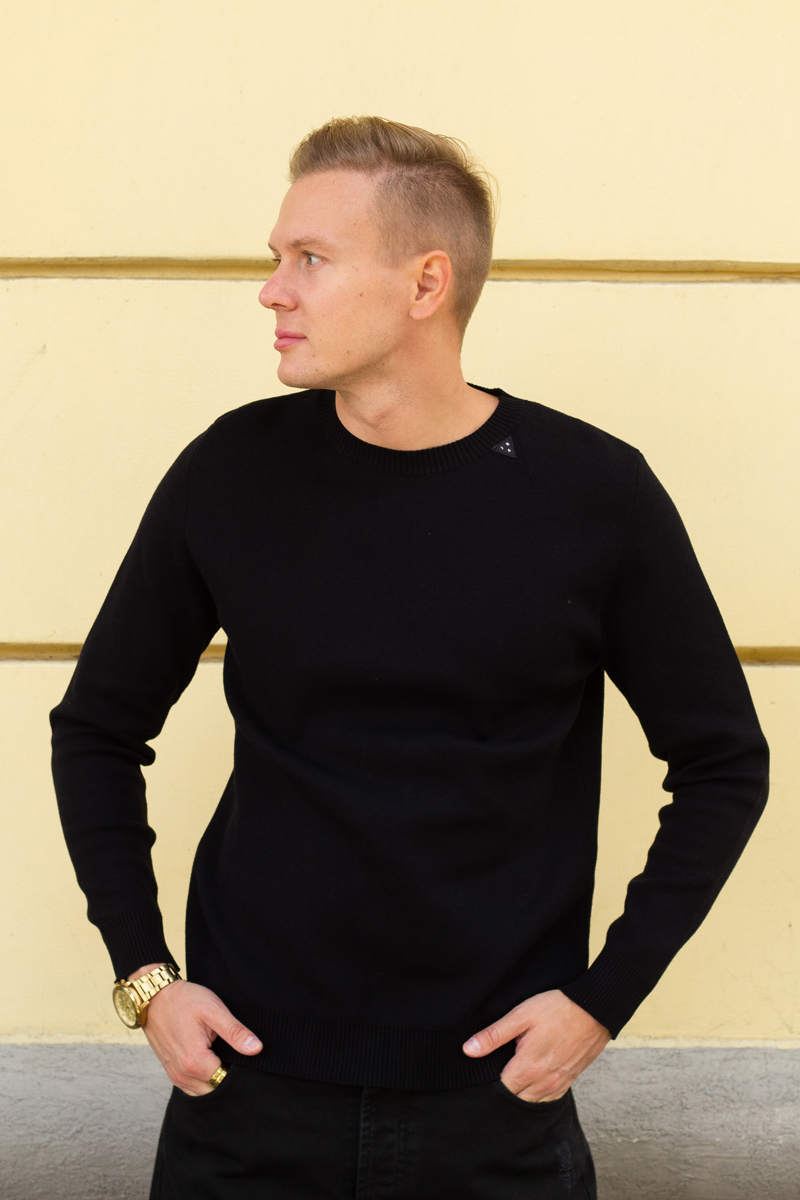 Джемпер J.B4 (Just Before) черный с лого на плече