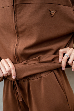 Костюм J.B4 (Just Before) спортивный, коричневого цвета, легкий
