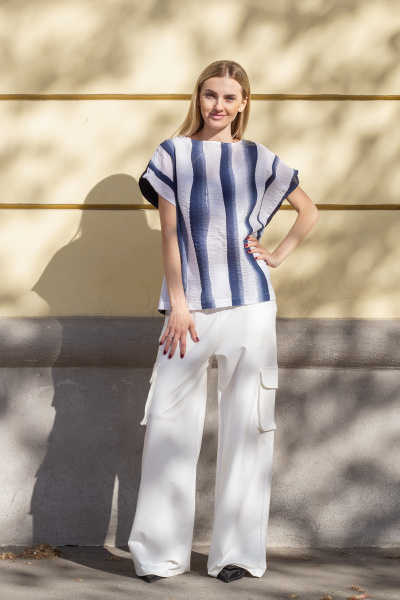 Брюки-карго белые плотные с карманами.