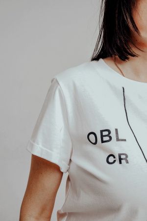 Футболка Oblique белая с чёрным принтом